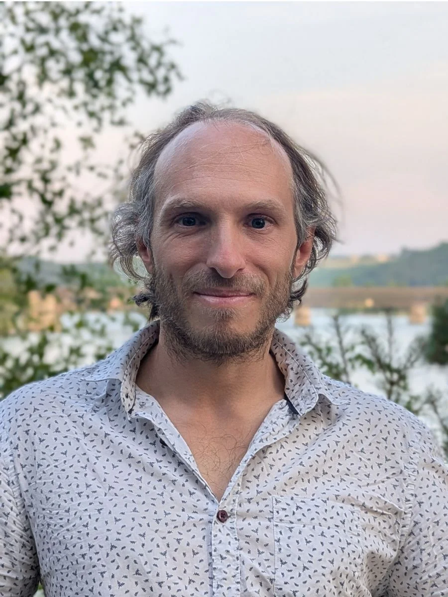 Yohann Vidal, coach en nutrition holistique, souriant face caméra